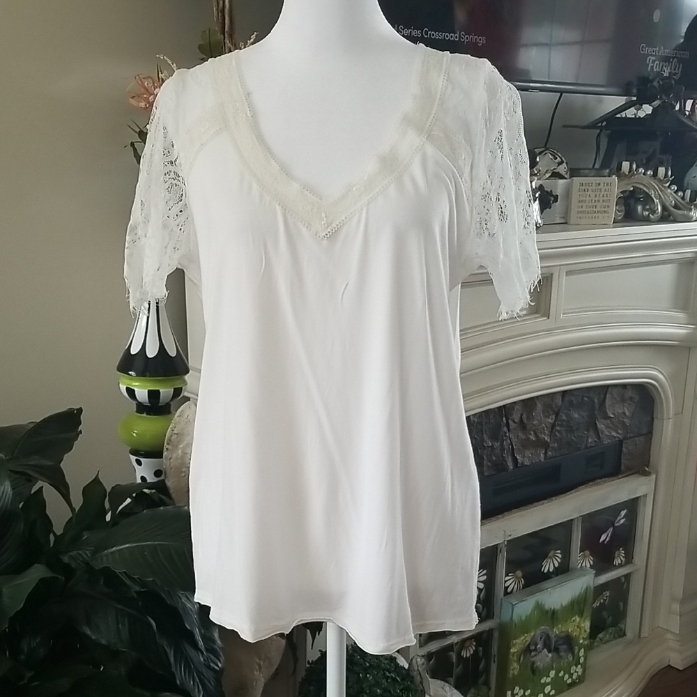LA MIEL Cream V-Neck Lace Sleeve Top